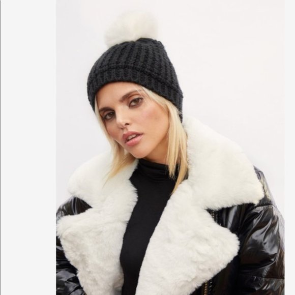 Kyi Kyi Accessories - Kyi Kyi Black Knit Fleece Faux Fur Pom Beanie Hat